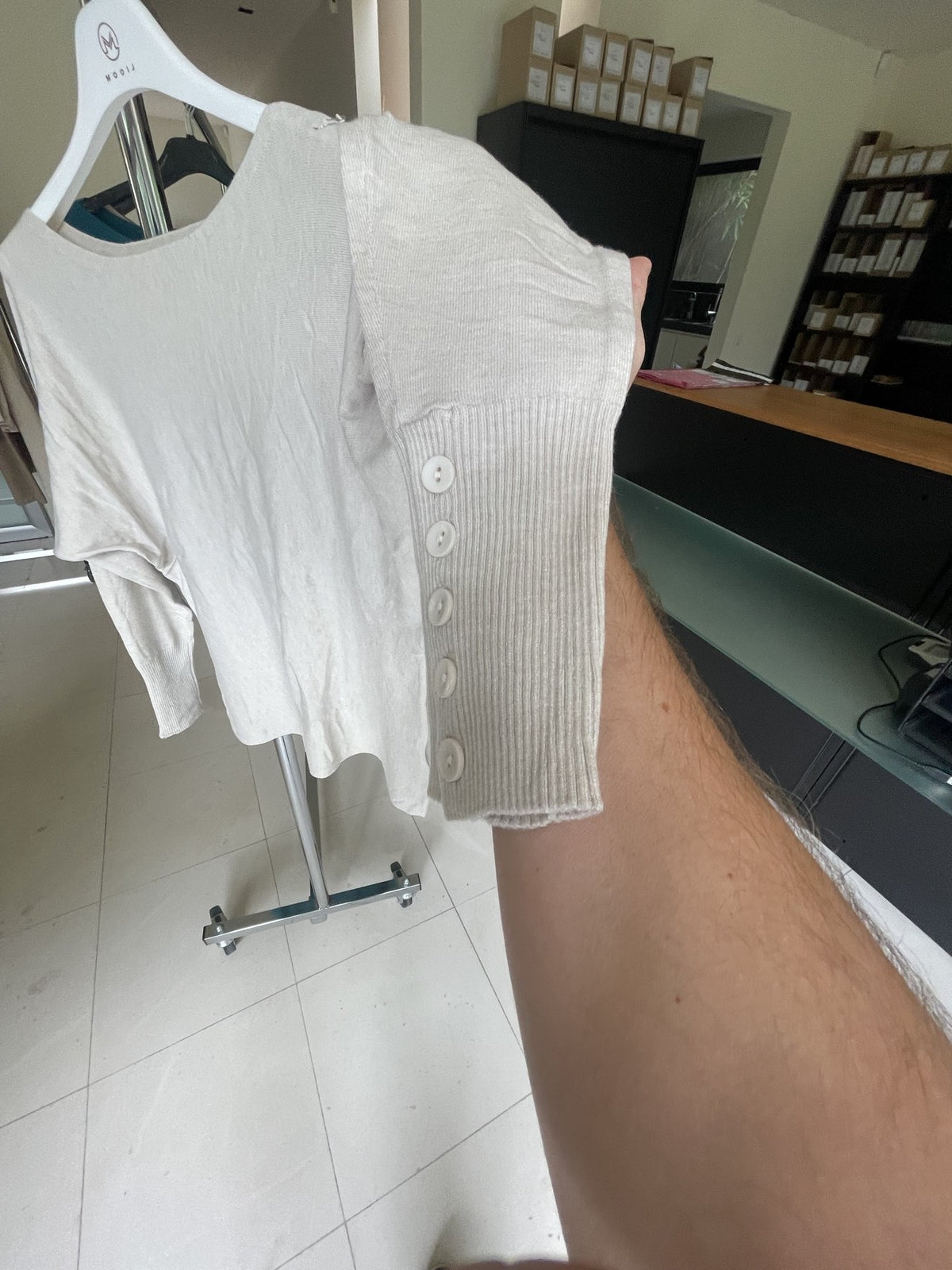 INTAKEFOTO (tijdelijk) – Sanne Button Sleeve Knit in Off White detail mouw – vervangen door productfoto