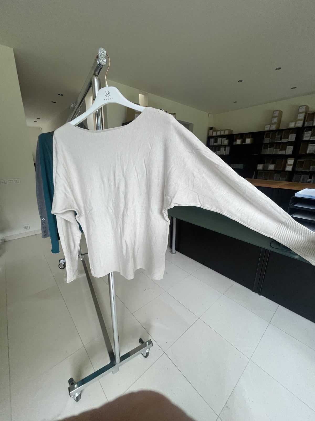INTAKEFOTO (tijdelijk) – Sanne Button Sleeve Knit in Off White – vervangen door productfoto