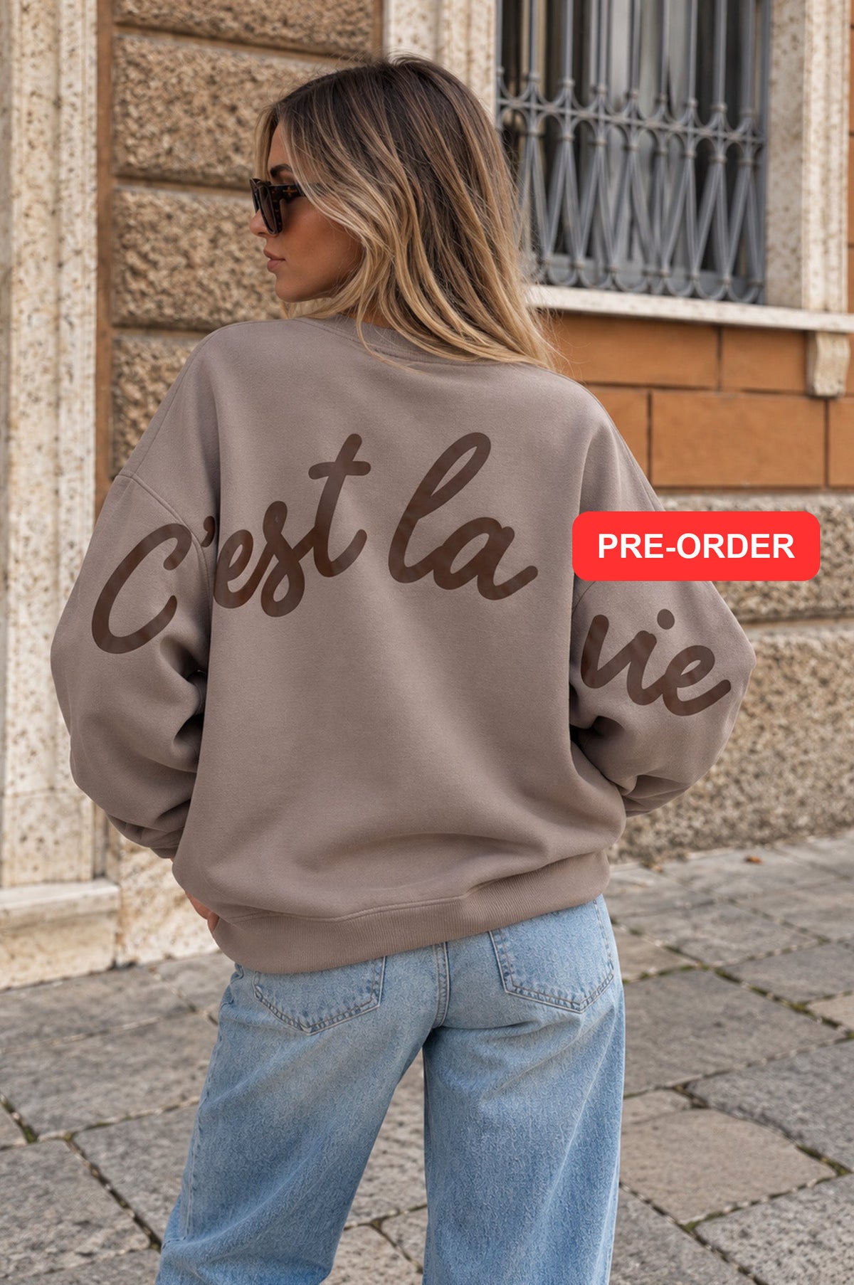 C'EST LA VIE Sweater in Taupe – pre-order